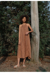 Sleeveless Gathered Linen Midi Dress With Halter Neckline And Relaxed Fit